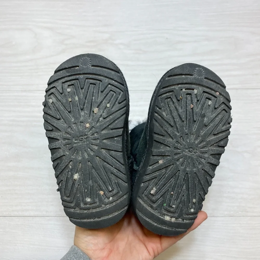 UGG Australia Mini Bailey Bow Winter‎ Boots Kid's Size 6 Black Suede Shearling